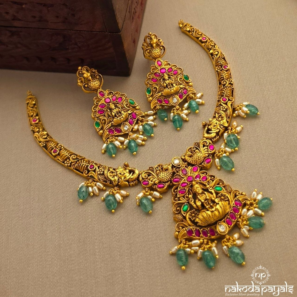 Defined Lakshmi Neckpiece With Earrings (Gn10906)