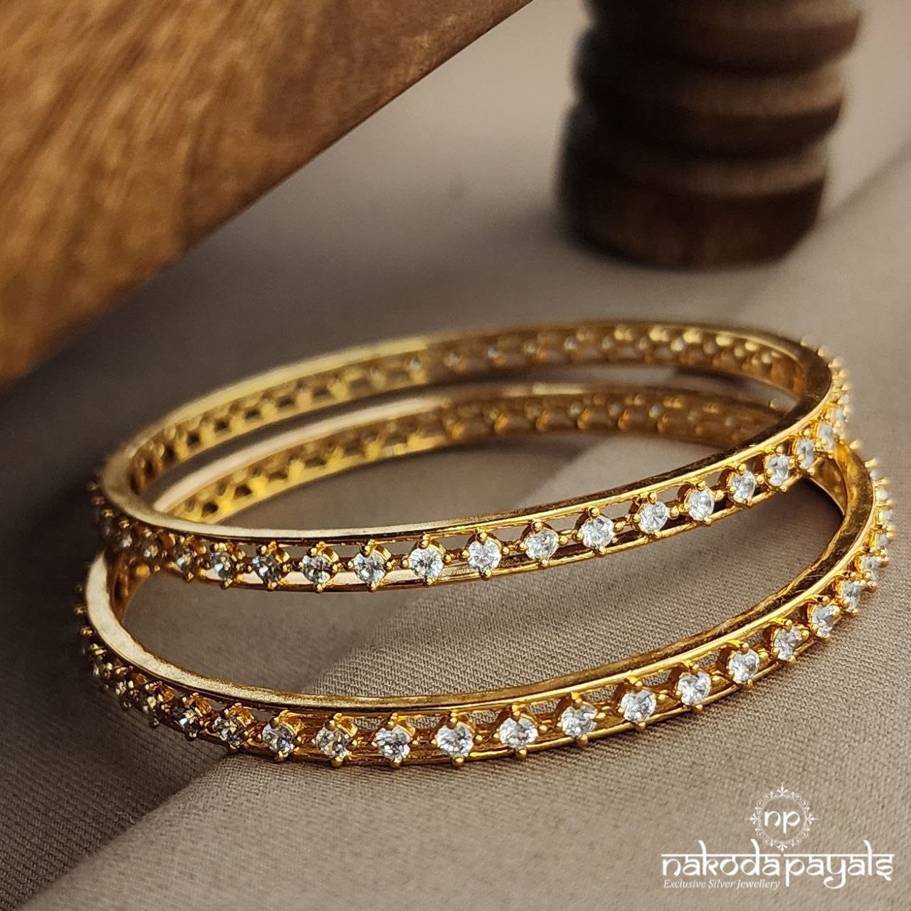 White Sparkling Bangle Pair (Gk3188)