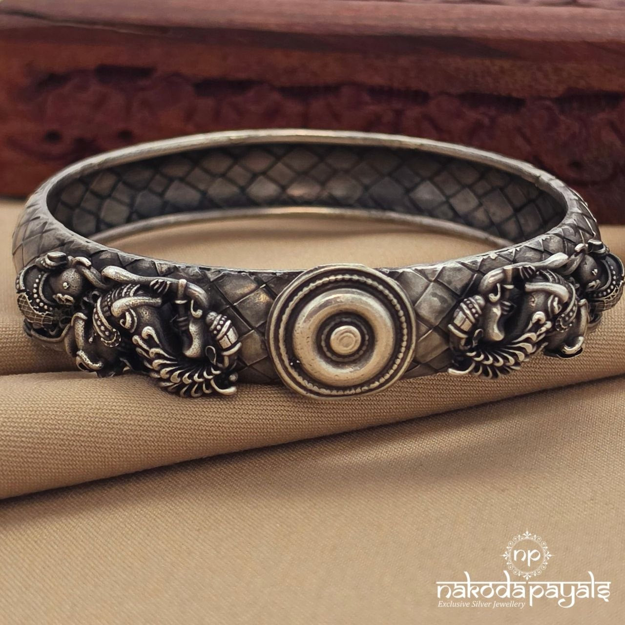 Elegant Oxidised Single Bangle (K6291) (2.4)