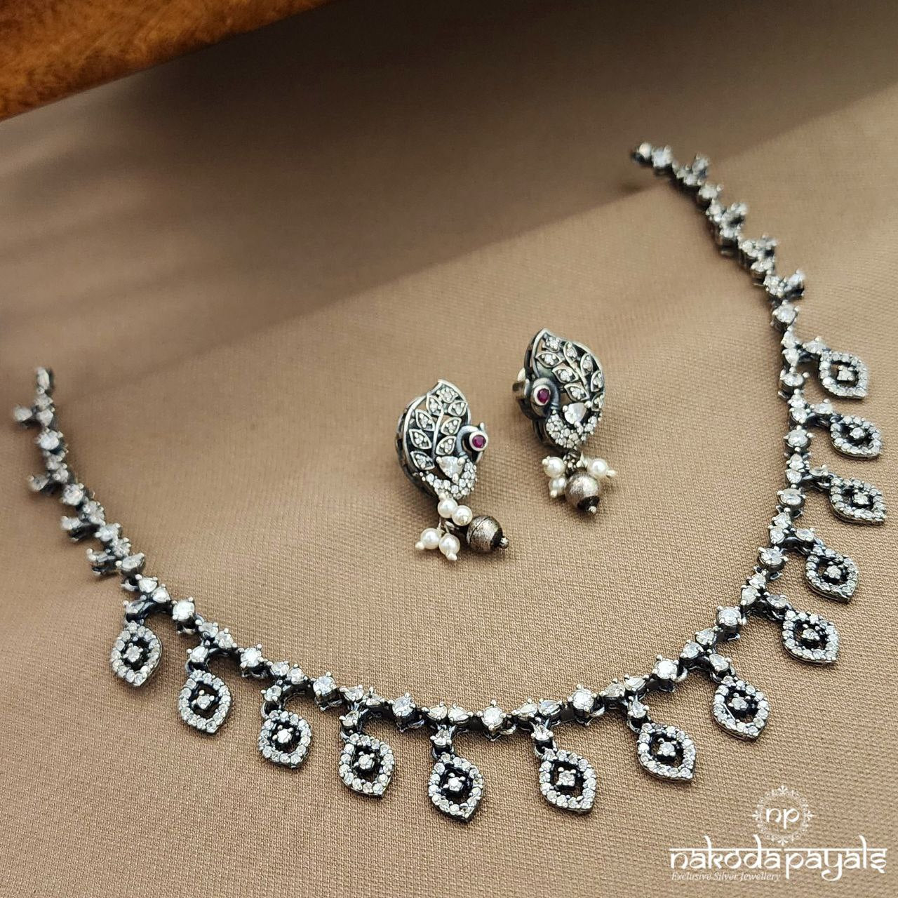 Shinney White Neckpiece With Earrings (N11132)