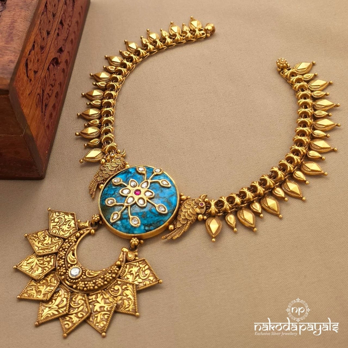 Circular Turquoise Floral Neckpiece (Gn10810)
