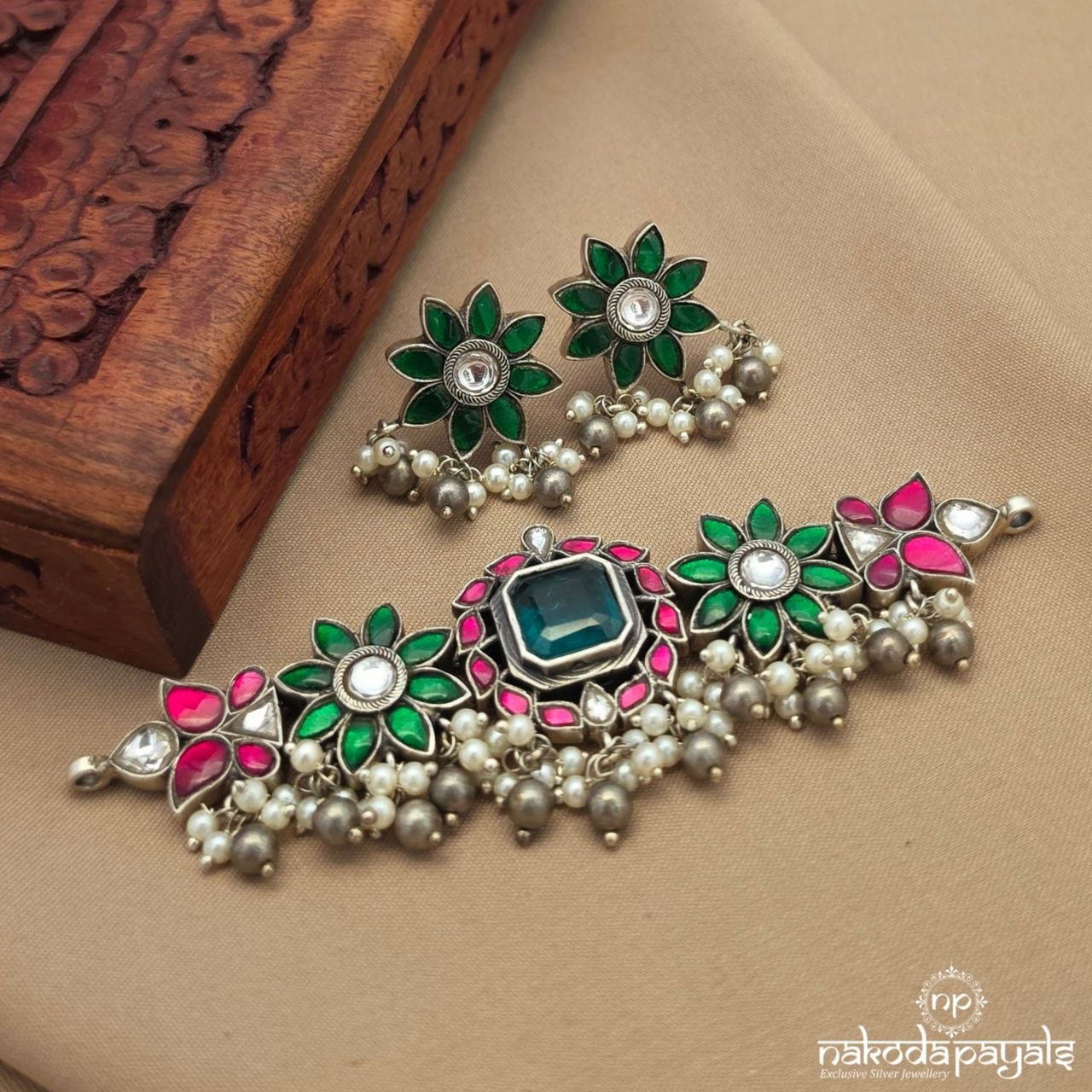 Amazing Pearly Floral Choker With Earrings (N11902)