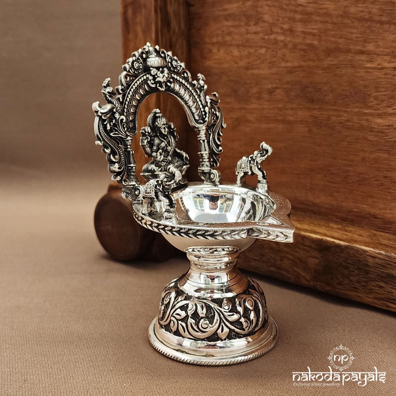 Lotus Lakshmi Kamakshi Deepam (Aa2537)