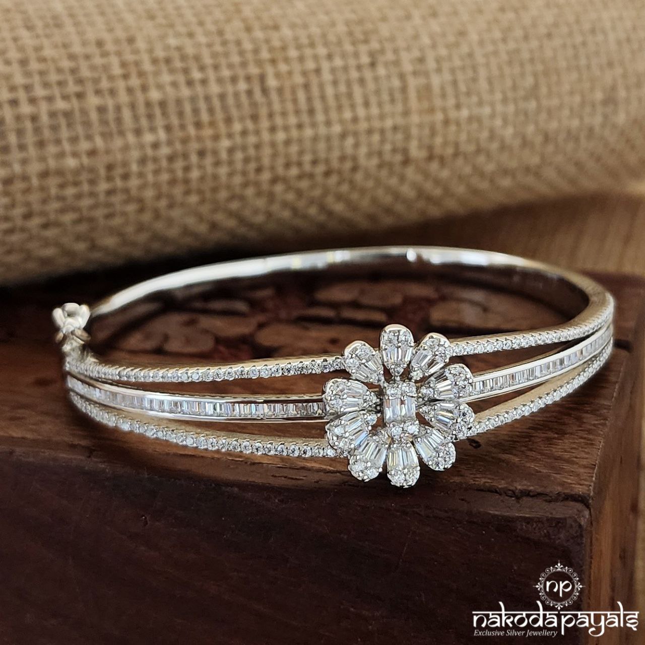Sparkling Flower Kada (Sk1081)