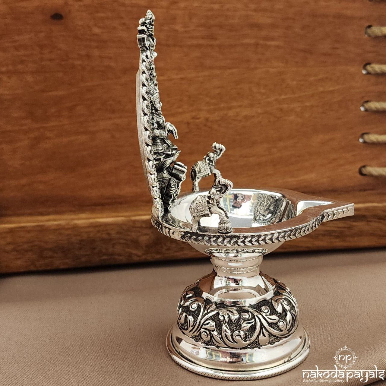 Traditional Lakshmi Kamakshi Deepam (Aa2061)