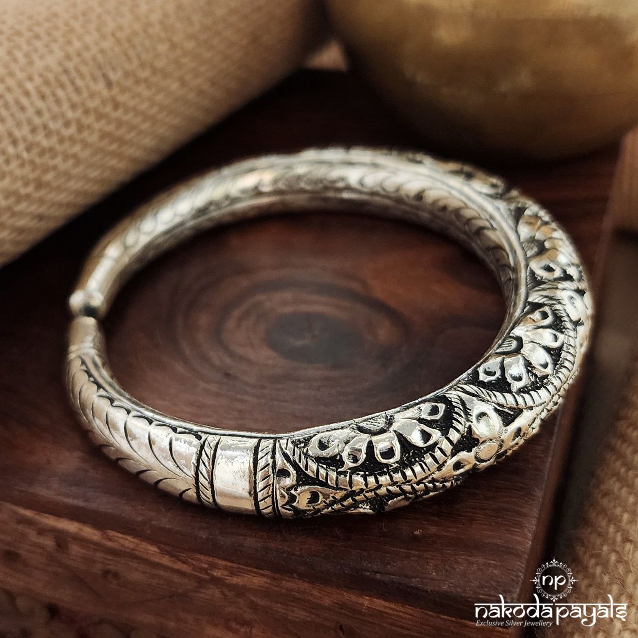 Bold Chitai Nakshi Kada (K5096)