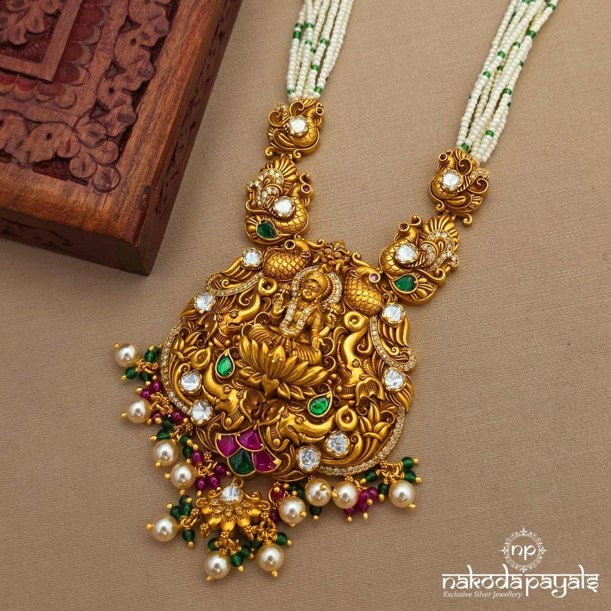 Lakshmi Pearled Kundan Neckpiece With Earrings (Gn10927)