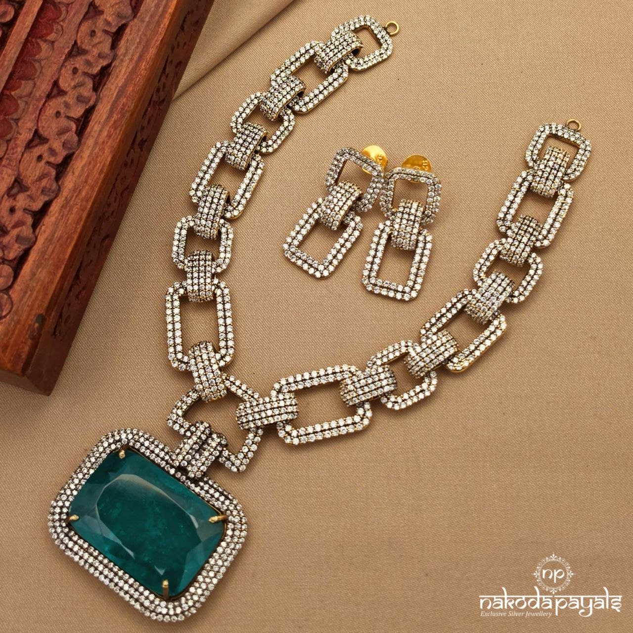 Emerald Green Stunning Neckpiece With Earrings (Gn10223)