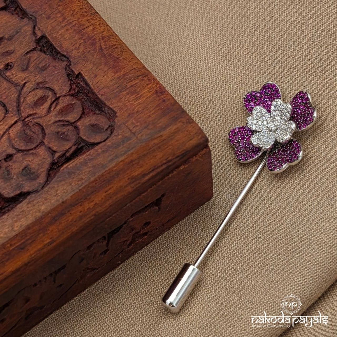 Pink And White Floral Brooch (St4067)