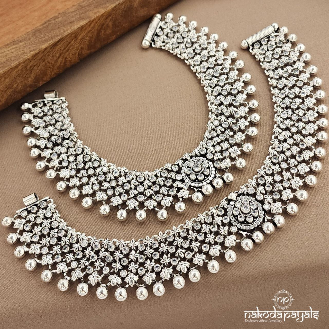 Amazing White Stone Floral Anklets (A6617)