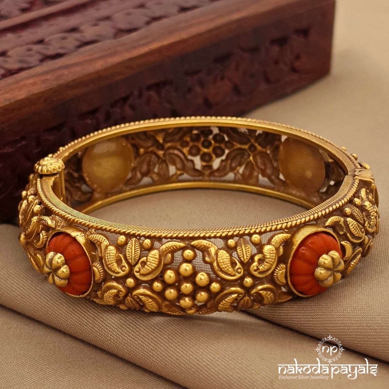 Traditional Coral Screw Kada (Gk3348)