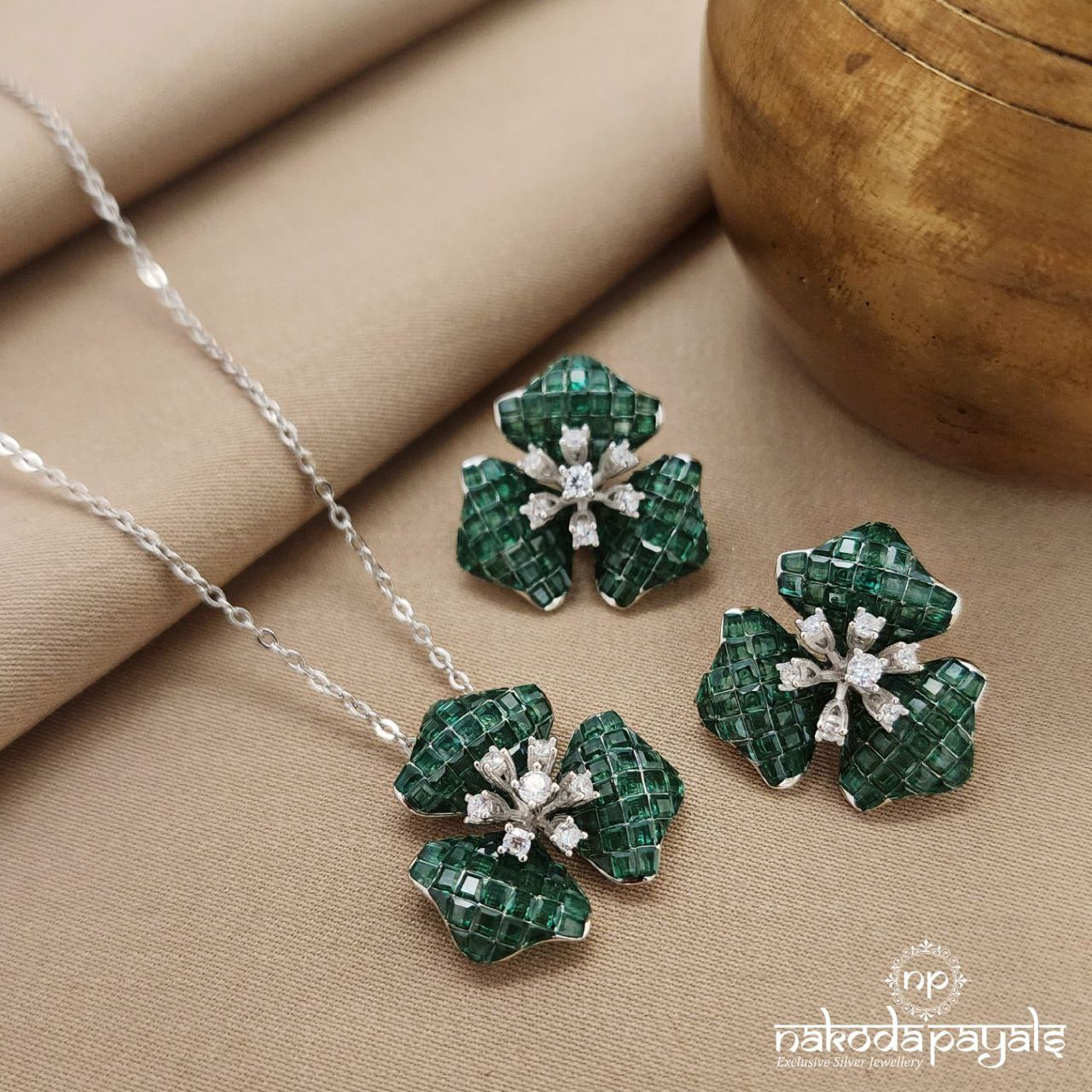 Greenish  Neckpiece With Earrings (St3464)