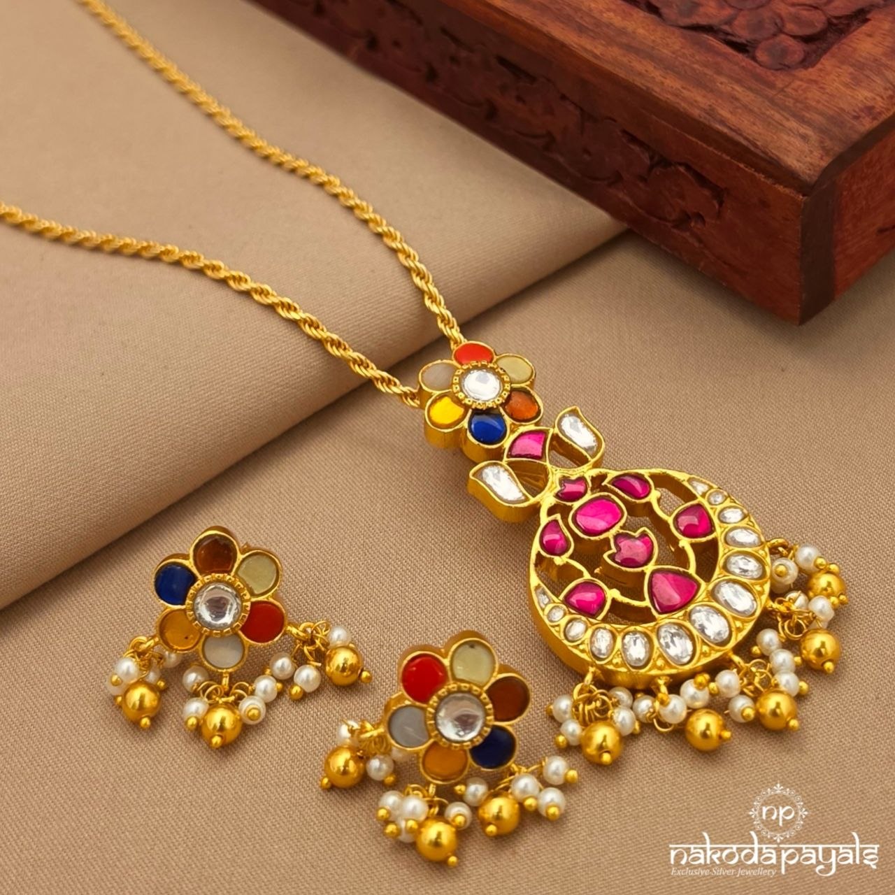Gorgeous Pearly Neckpiece With Earrings (Gn10216)