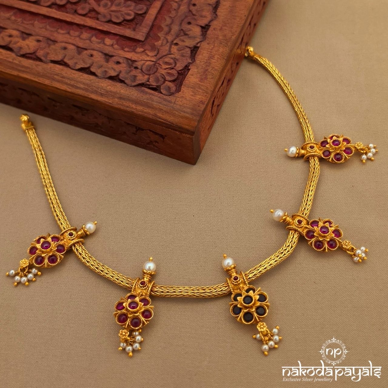 Kemp Floral Neckpiece (Gn10605)