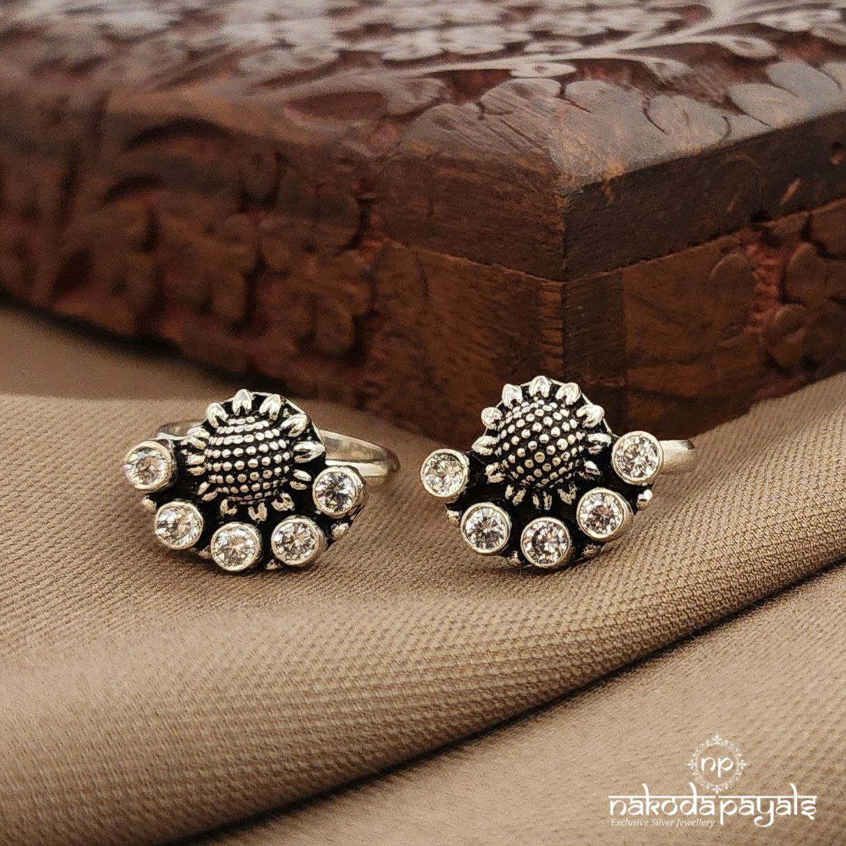 White Floral Toerings (T4763)