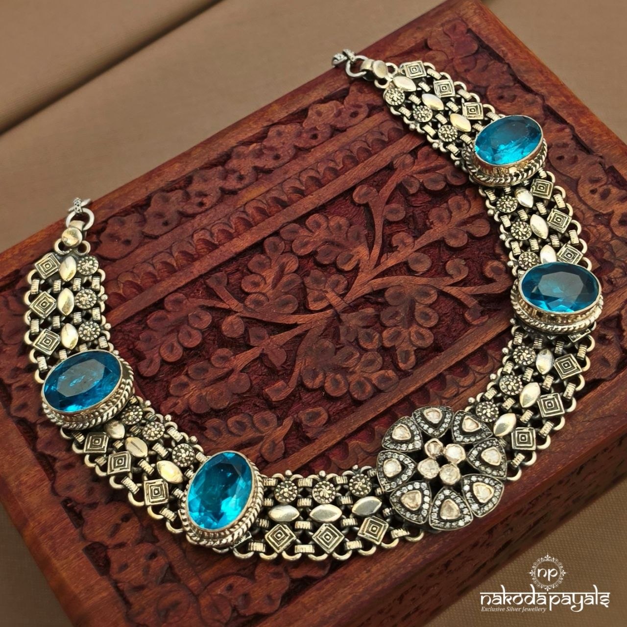Oval Blue Neckpiece (N11637)