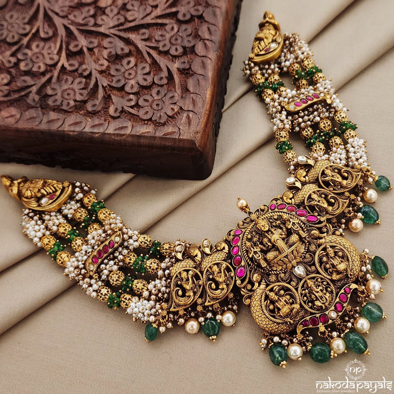 Lakshmi Kundan Neckpiece With Earrings (Gn9053)
