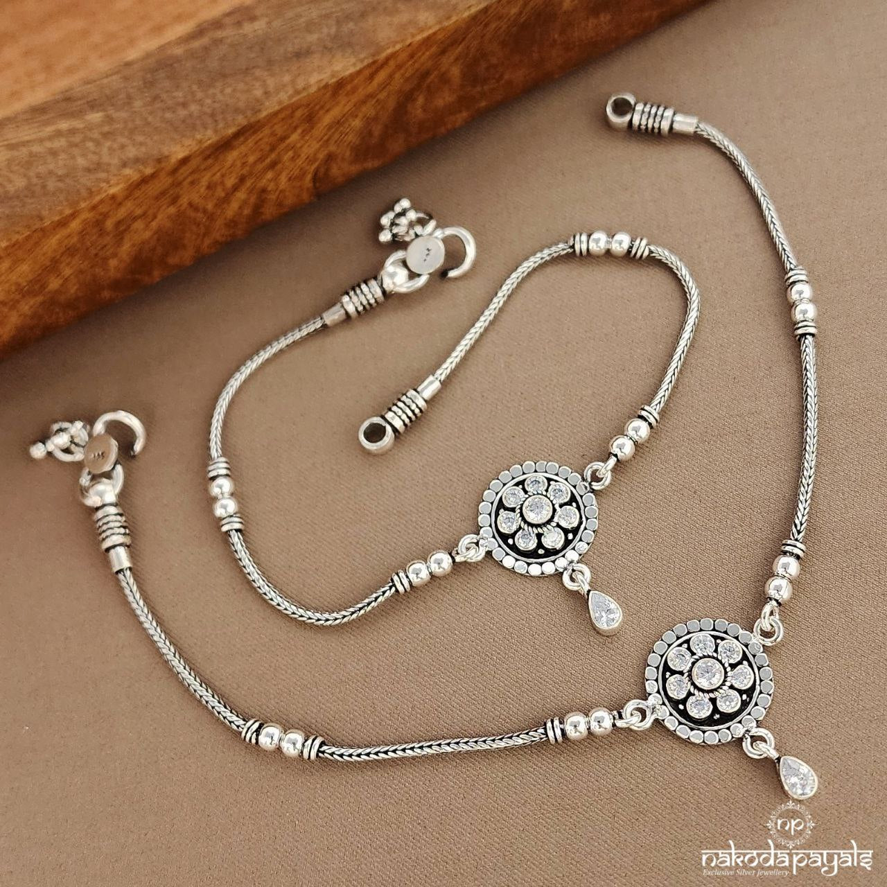 Dotted White Flower Anklets (A6601)