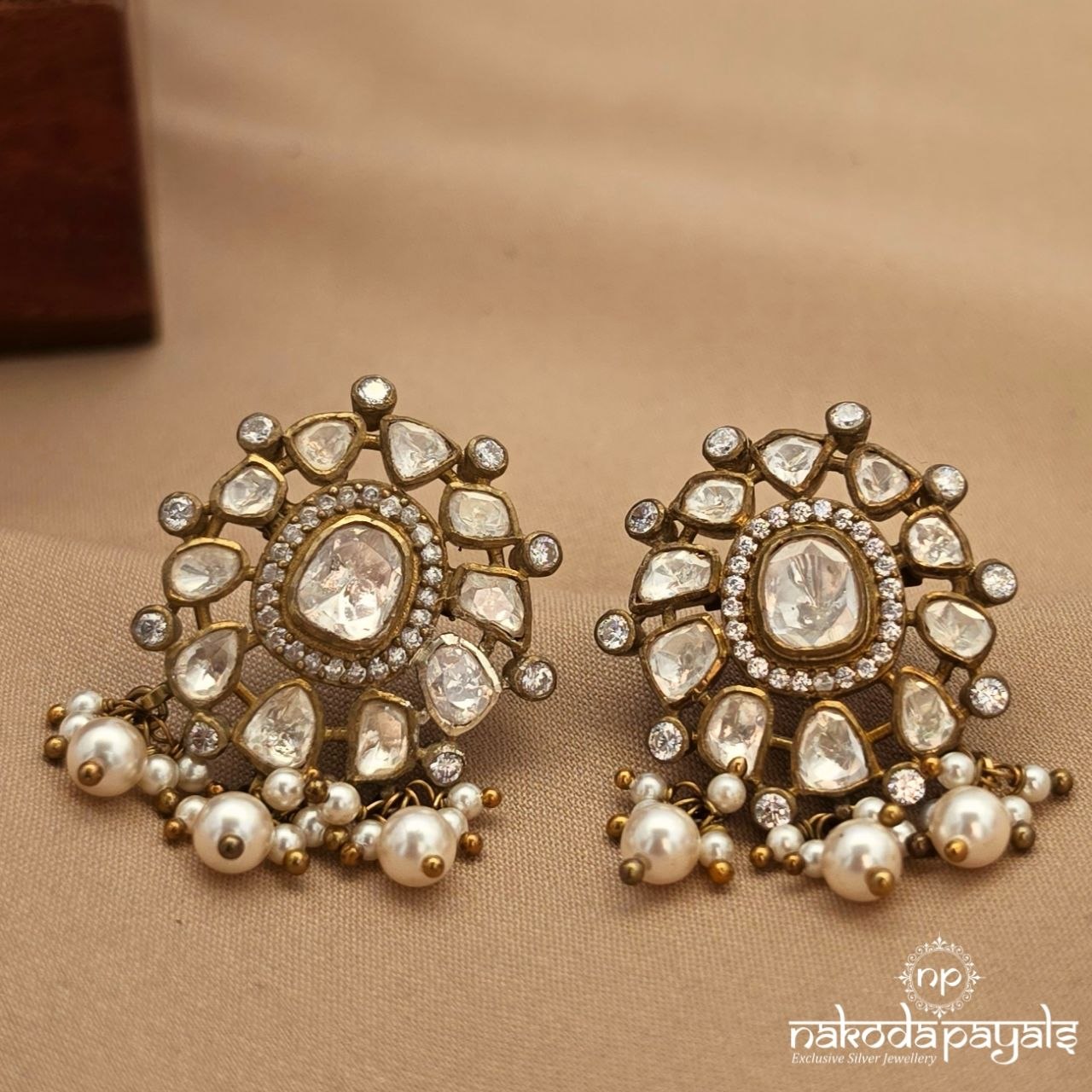 Exquisite Pearly Chandbali (Ge10978)