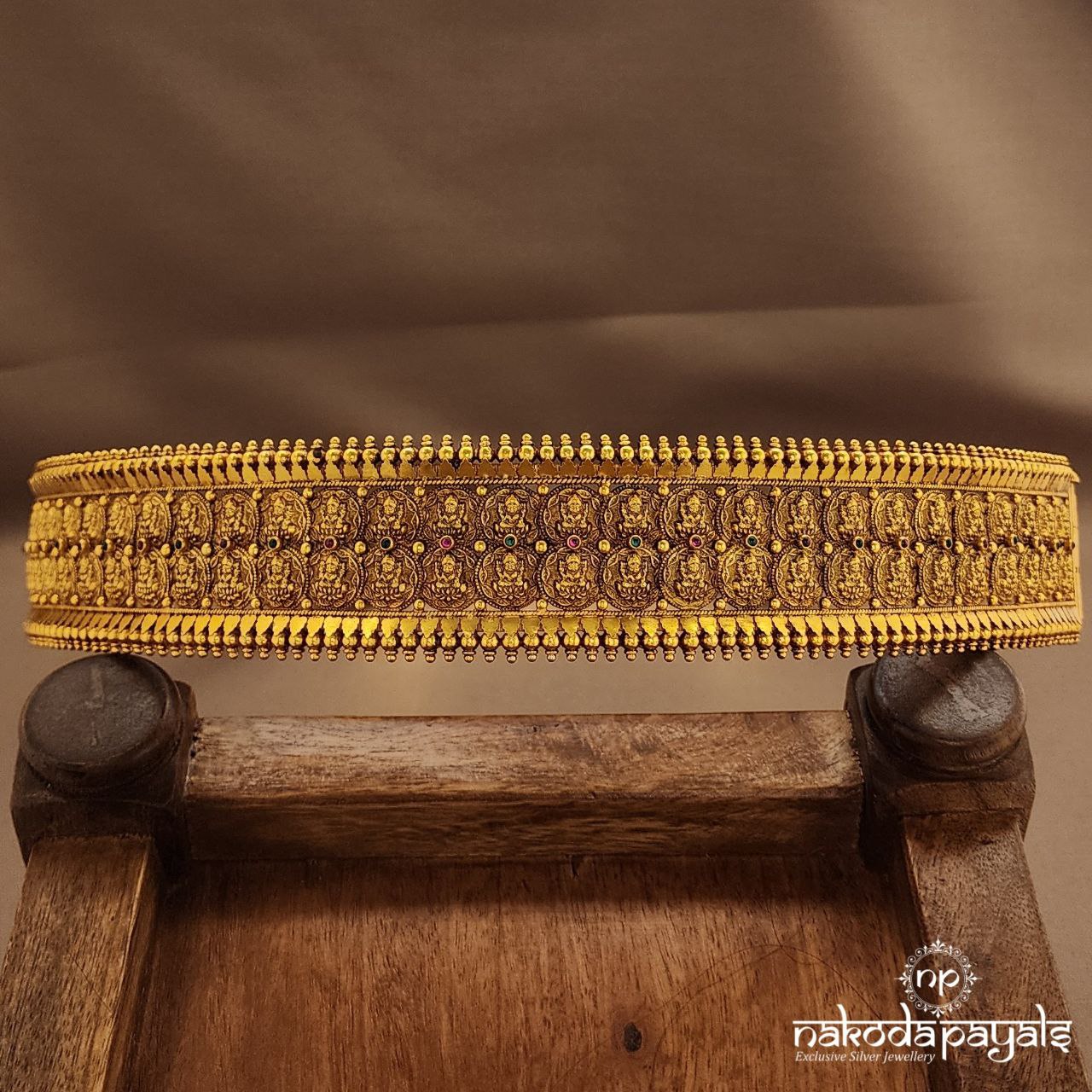 Kemp Kasu Lakshmi Daab With Belt (D0255)