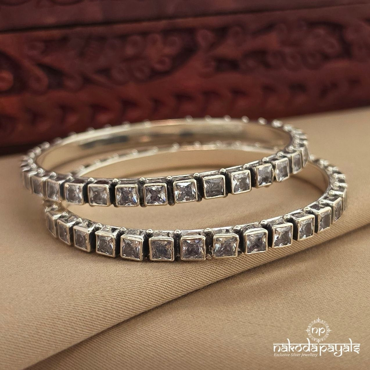 Endearing White Bangle (2.4) (K6323)