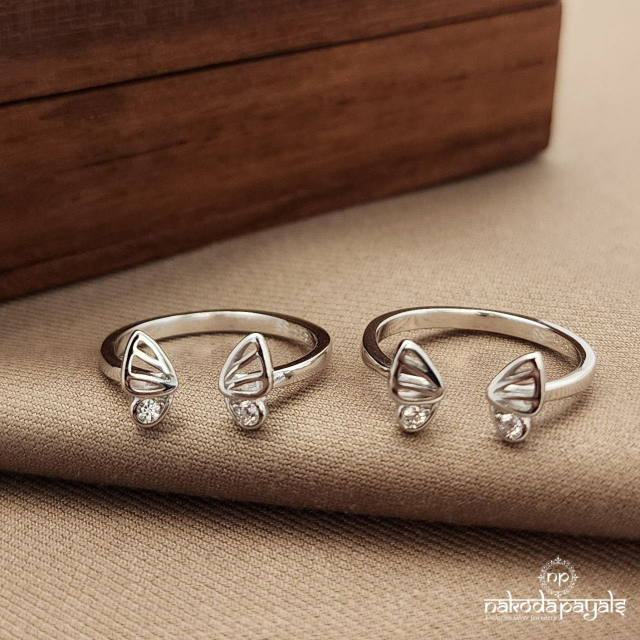 Butterfly Front Adjustable Toerings (T4712)