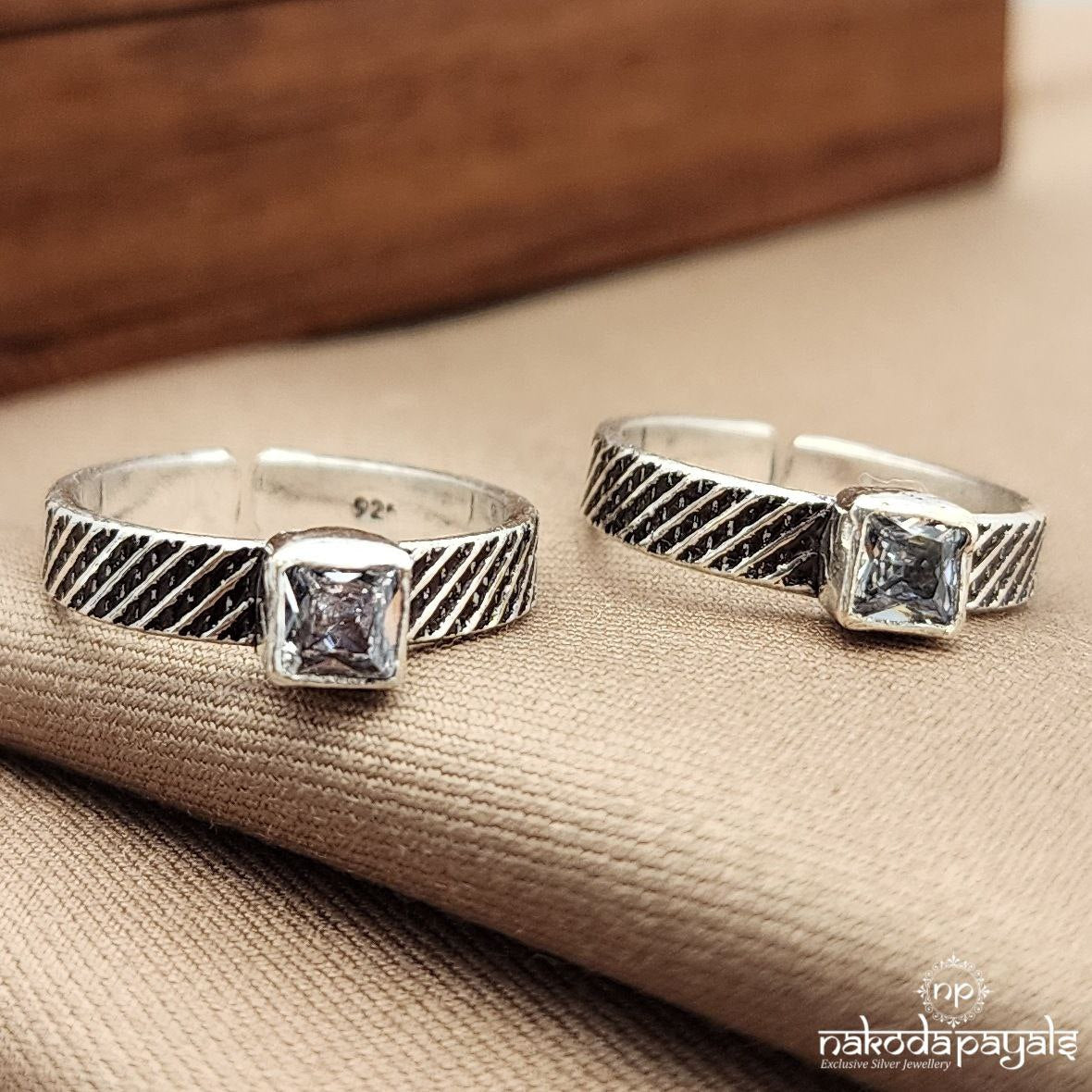 White Squarish Toebands (T4656)