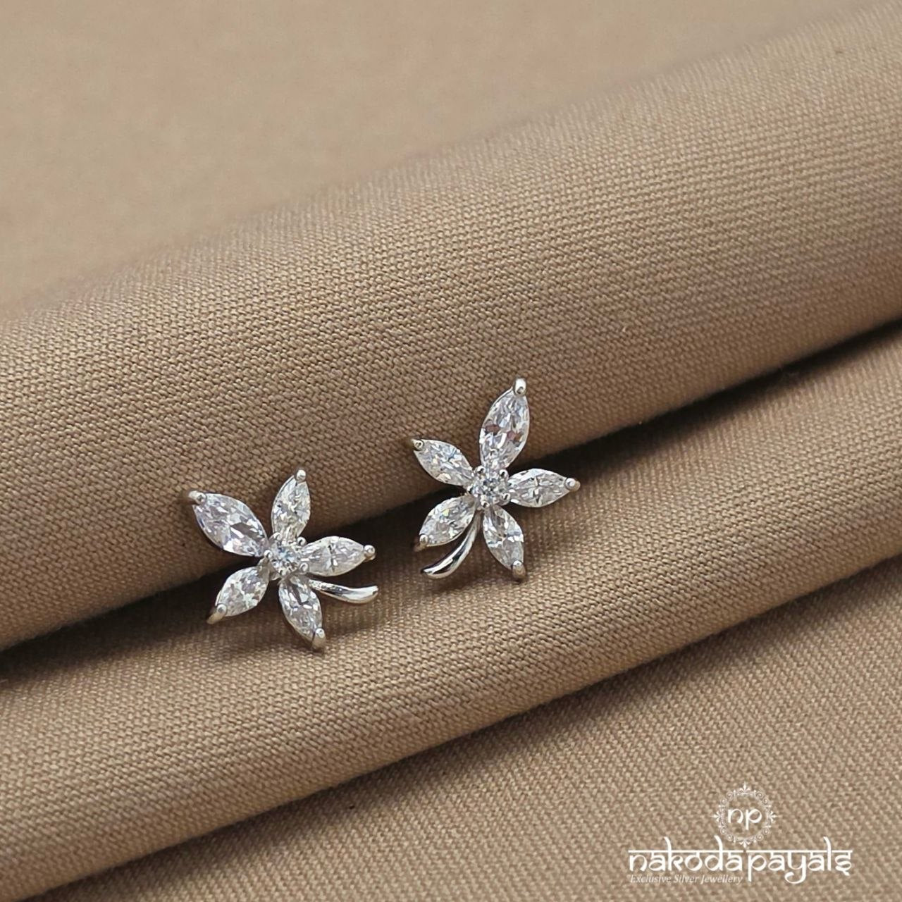 Elegant Floral Studs (St4076)