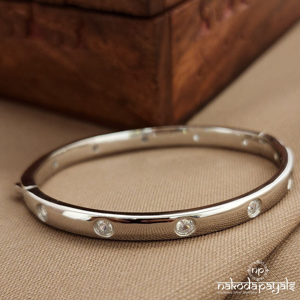 Pretty White Kada (St3773)