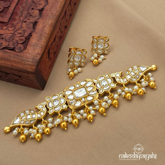 Resplendent white pearl Choker With Earrings (Gn10365)