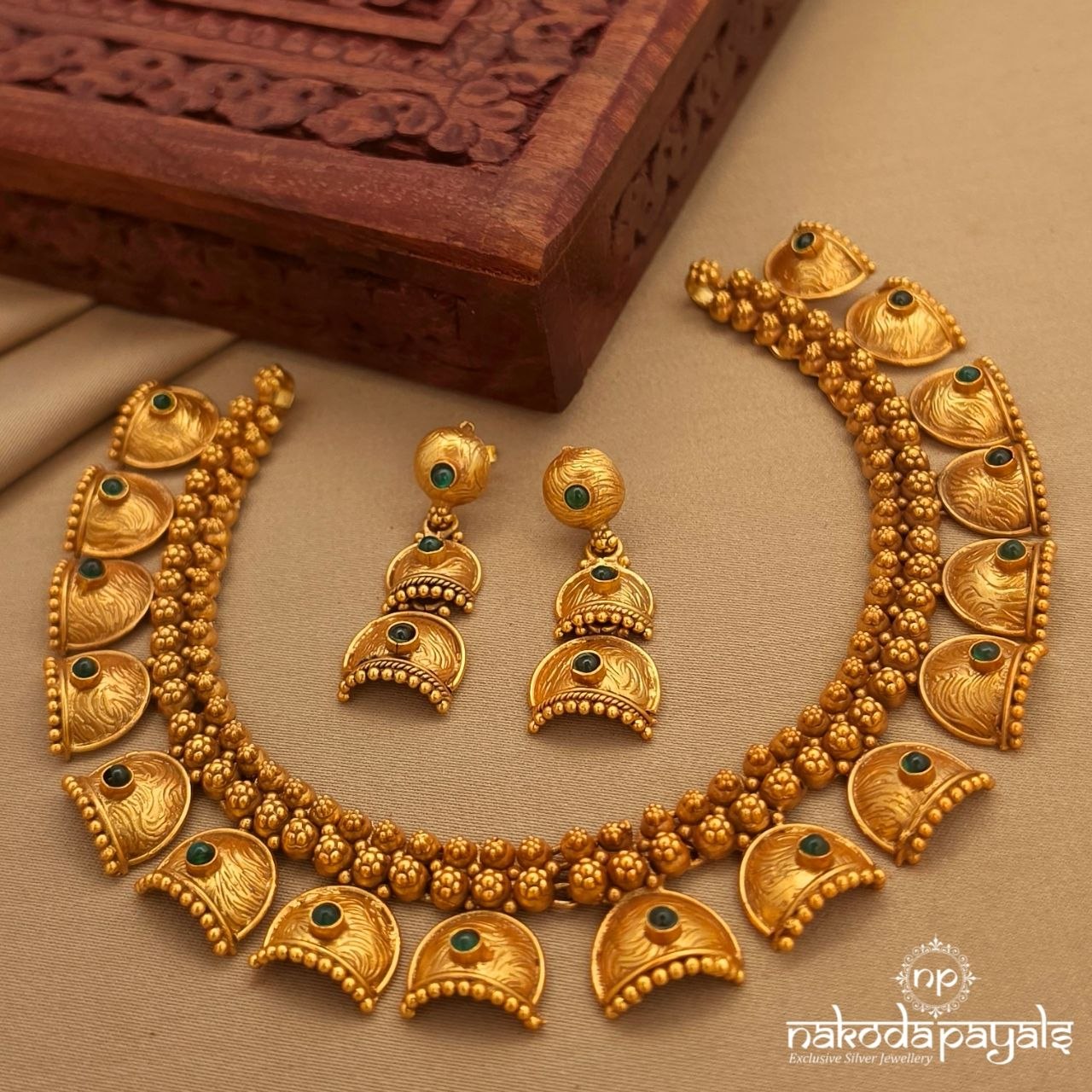 Elegant Neckpiece With Earrings (Gn10147)