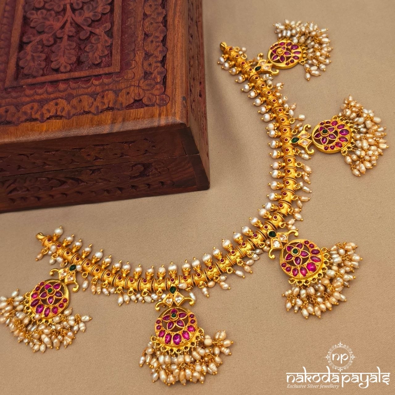 Resplendent Pearly Neckpiece (Gn10756)