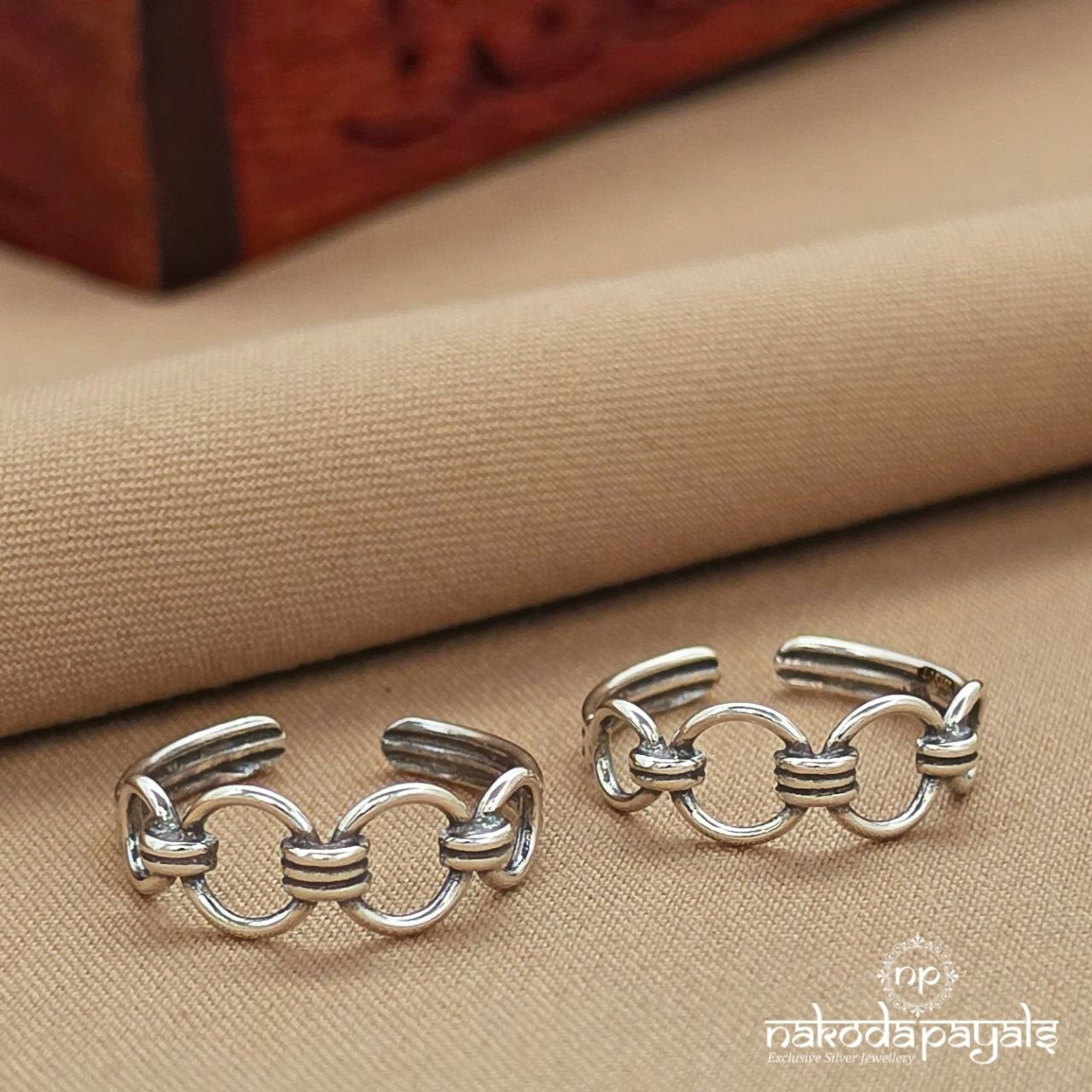 Elegant Link Circular Toerings (T4833)