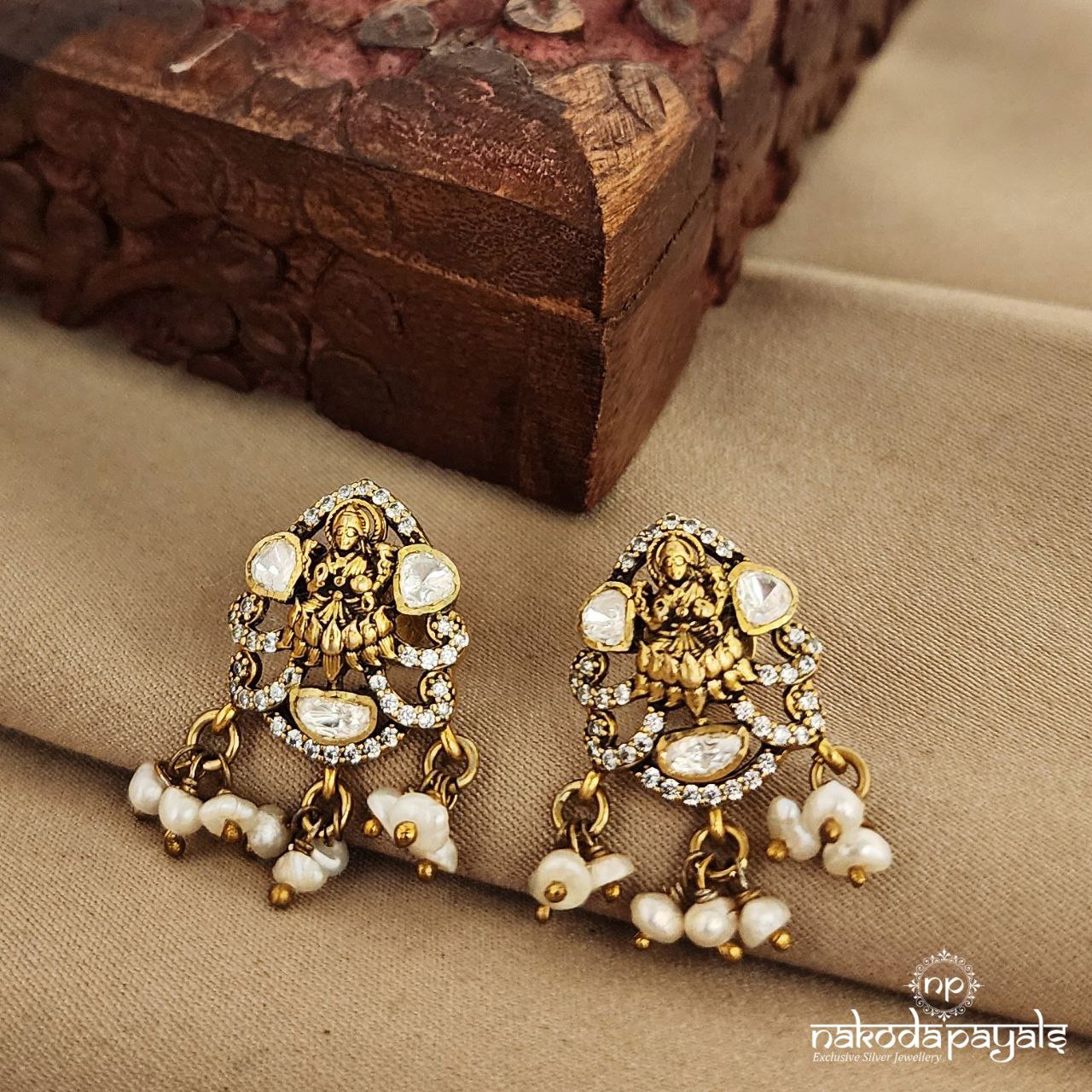 Lakshmi Moissanite With Pearled Drop Studs (Ge8173)