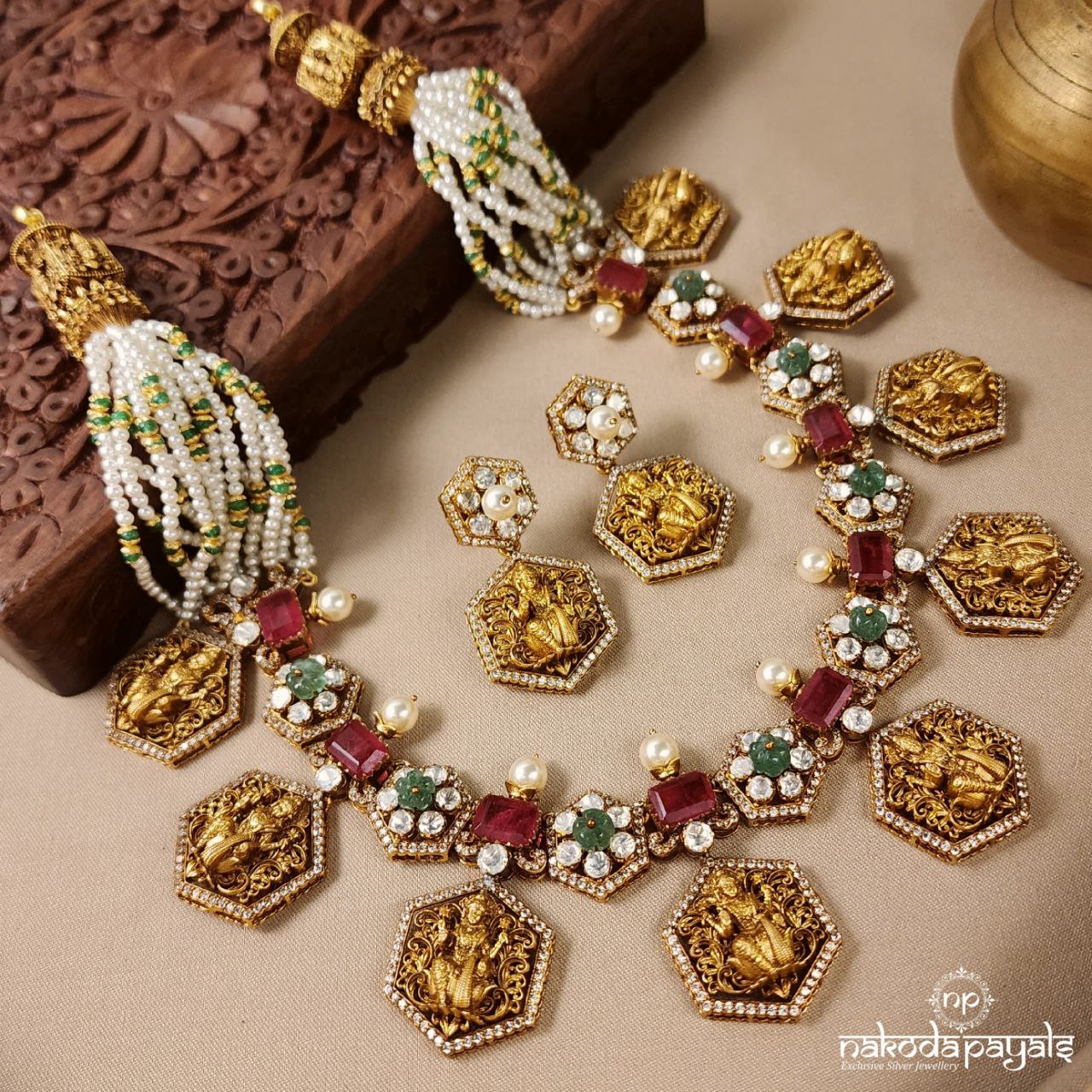 Lakshmi Blessing Neckpiece With Earrings (Gn8587)