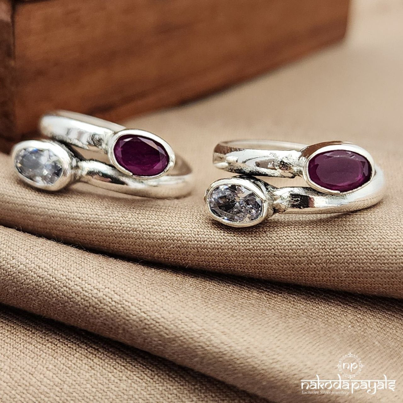 White & Red Front Adjustable Toerings (T4650)