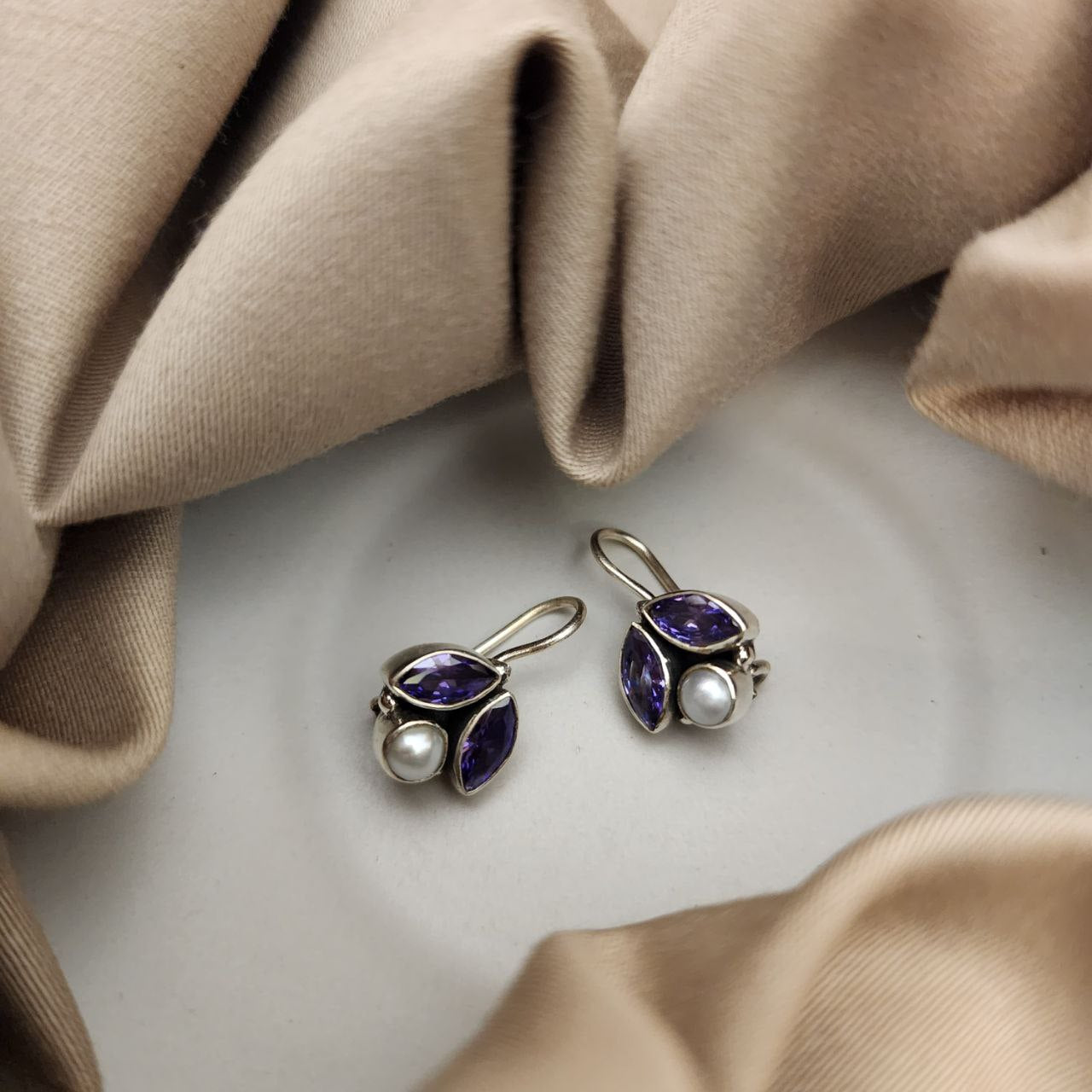 Graceful Hangings (H2011-18)