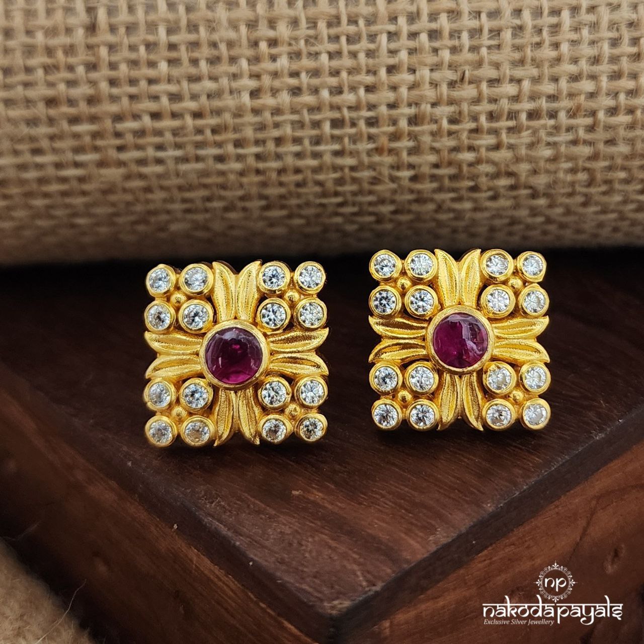 Squarish Red Dot Studs (Ge9333)