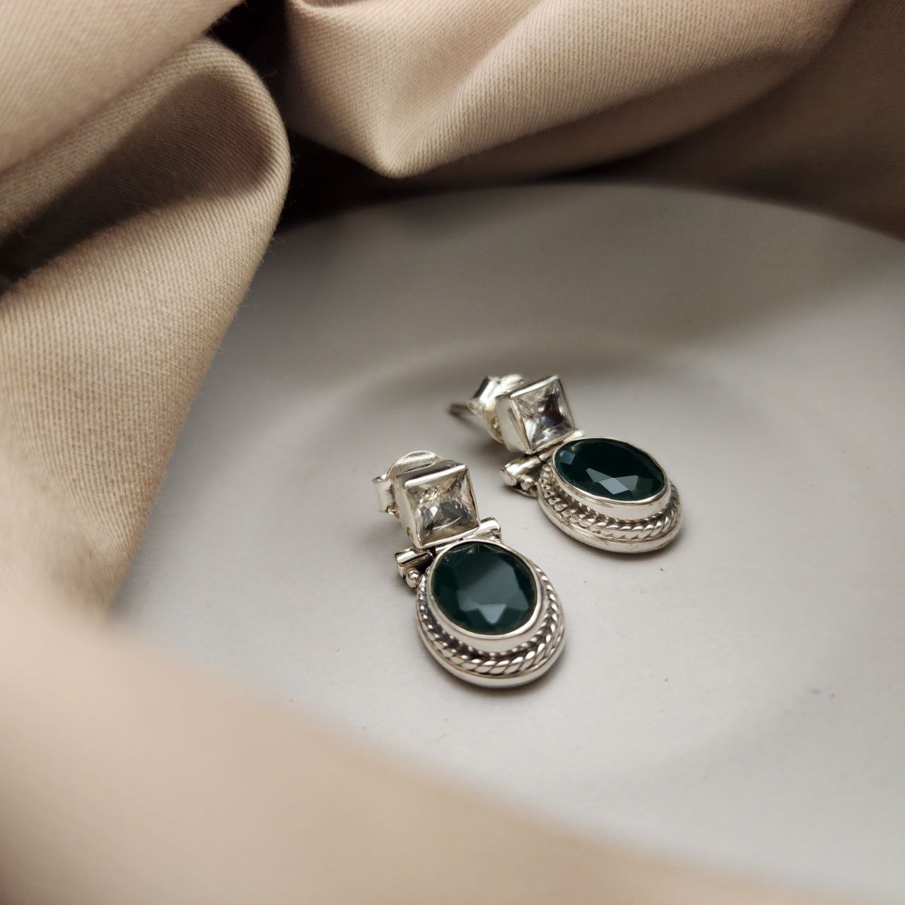 Glorious Hangings (H2048)