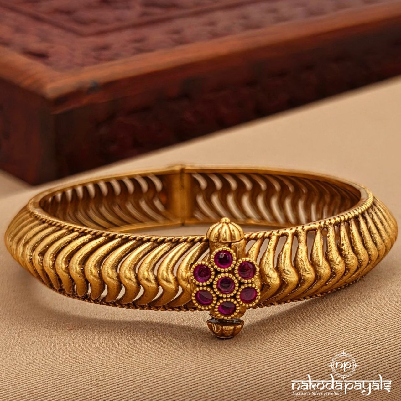 Mesmerising Floral Screw Kada (Gk3329 – 30)