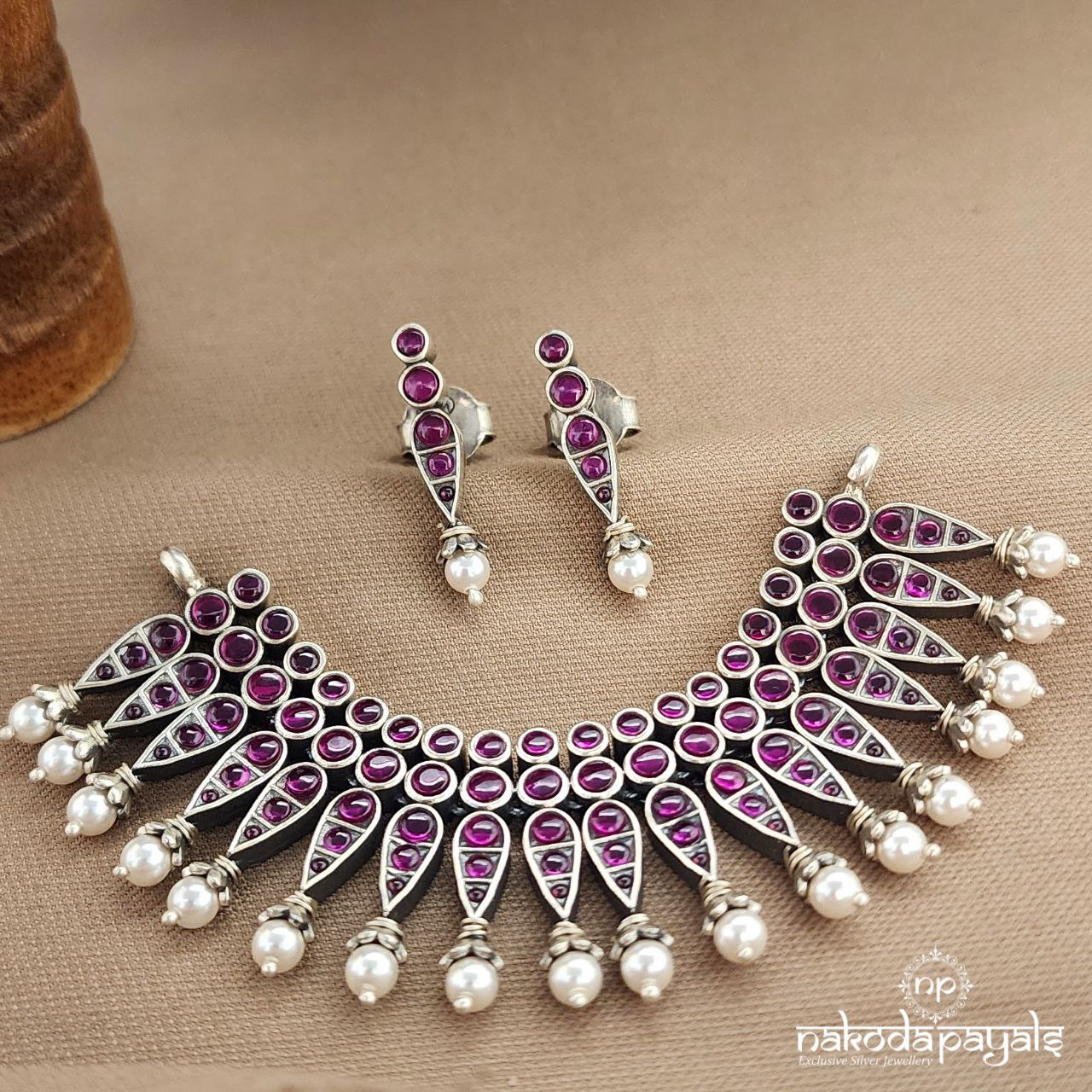 Dotted Red Pearled Choker (N11134)