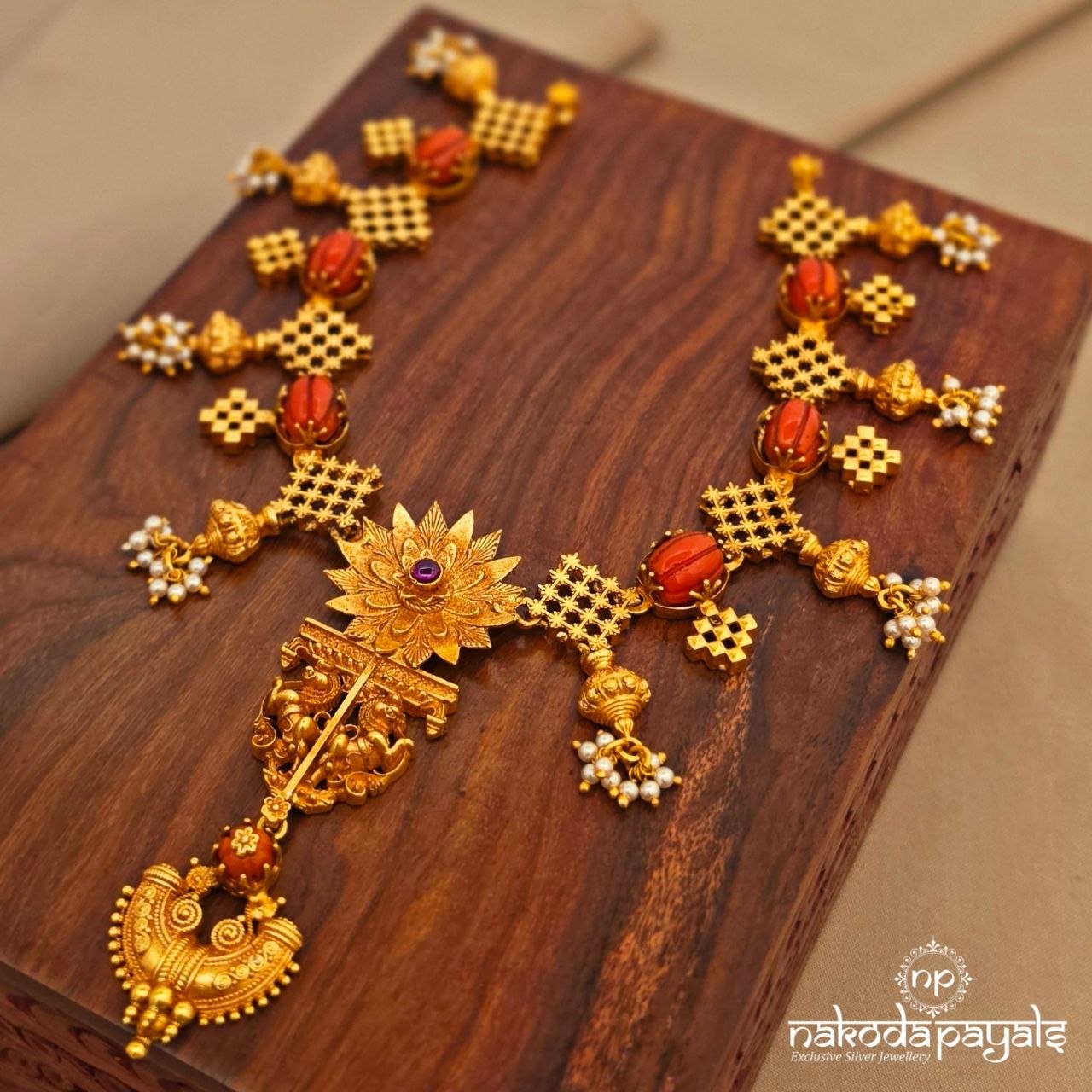Traditional Coral Neckpiece (Gn10496)