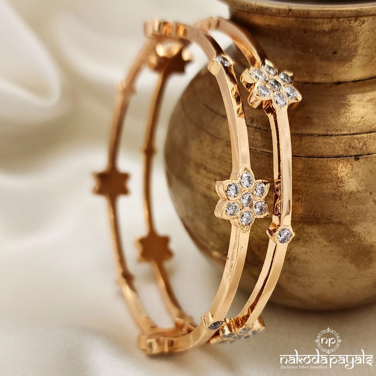 Ethnical White Bangles Pair (2.6 ) (Gk2915)