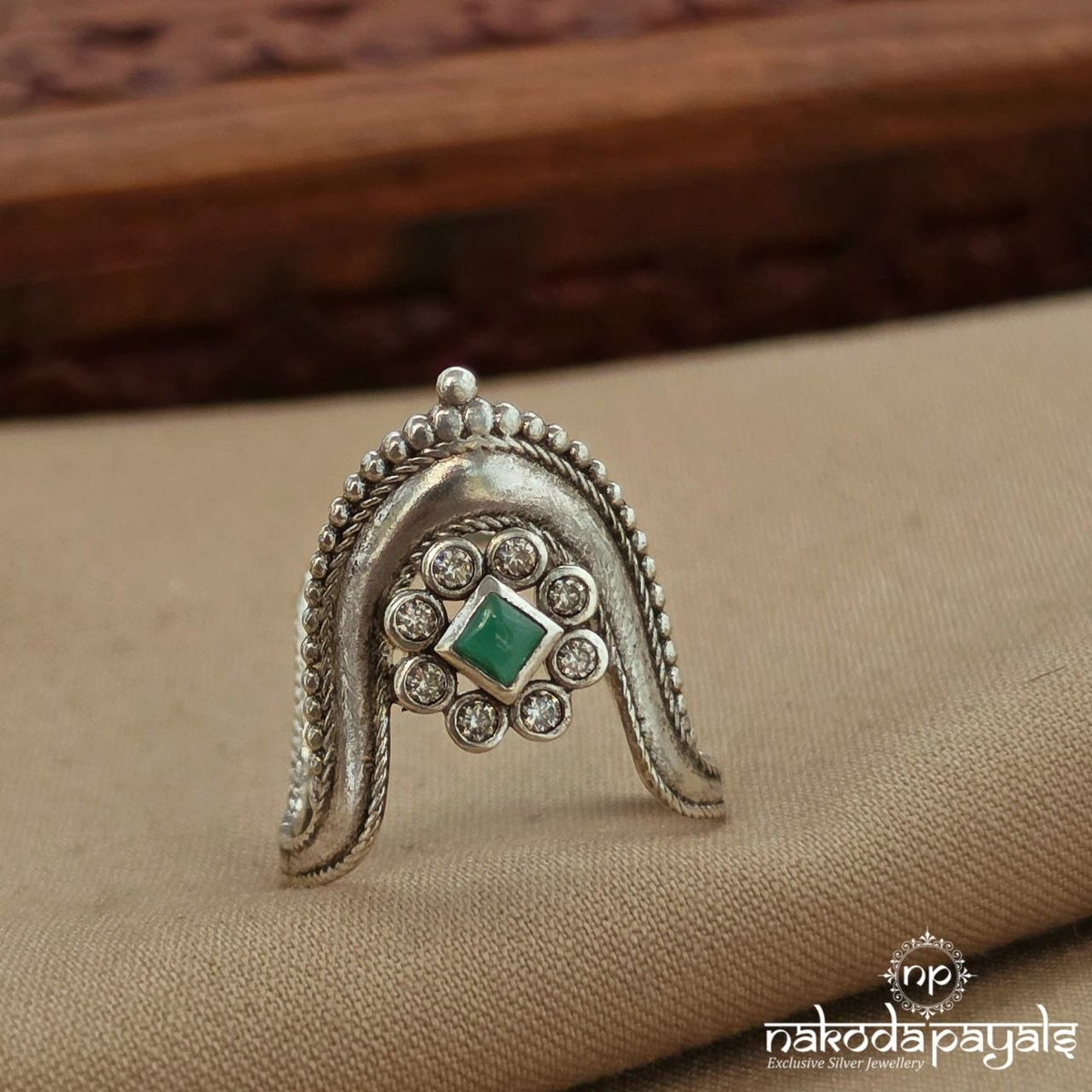 Squarish Green Vanki Finger Ring (F3019)