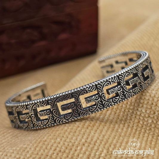 Mesmerizing Cuff Kada (St4151)