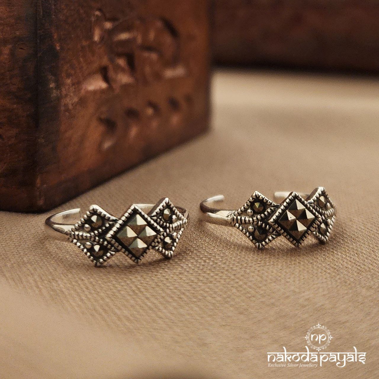 Squarish Marcasite Toerings (T4755)