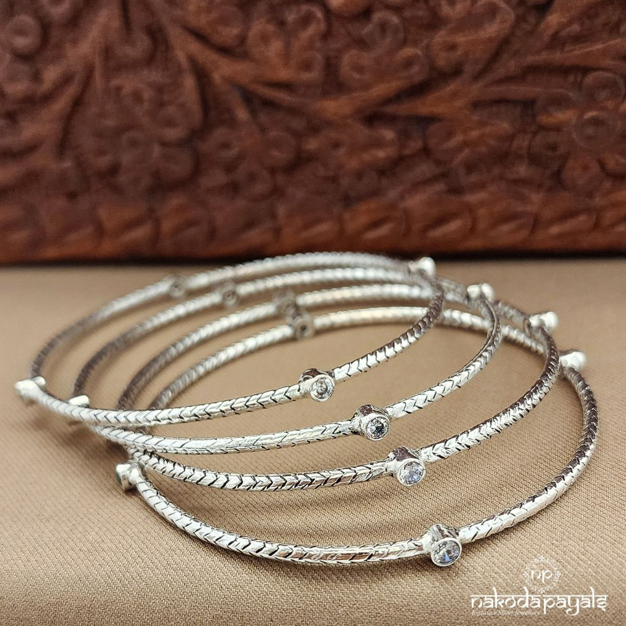 White Dot Bangle (K6134)