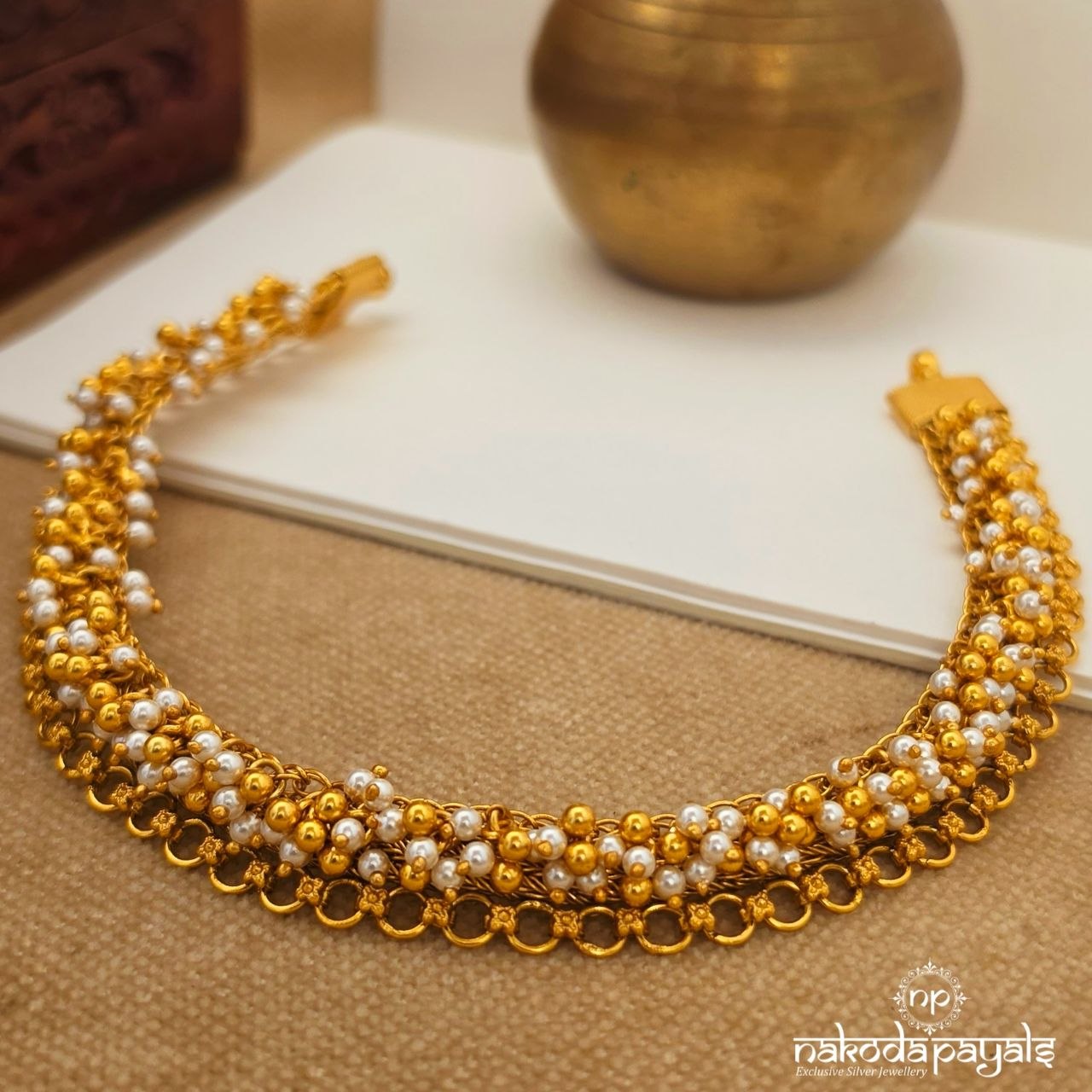 Mesmerizing Pearly Neckpiece (Gn10684)