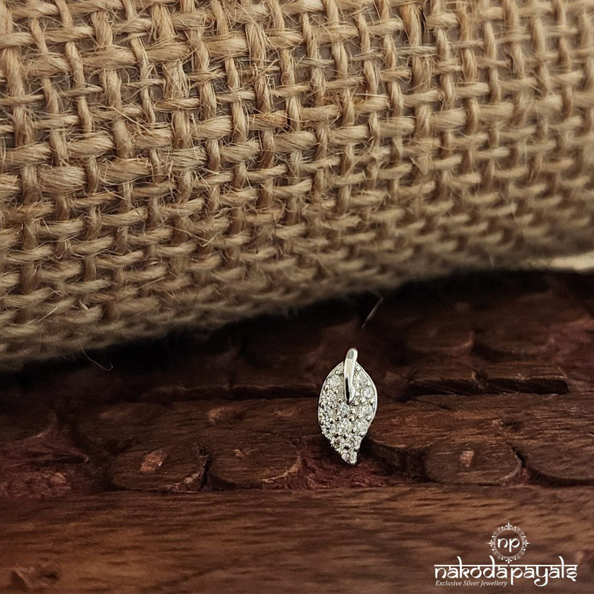 Leafy White Nosepin (Np763)