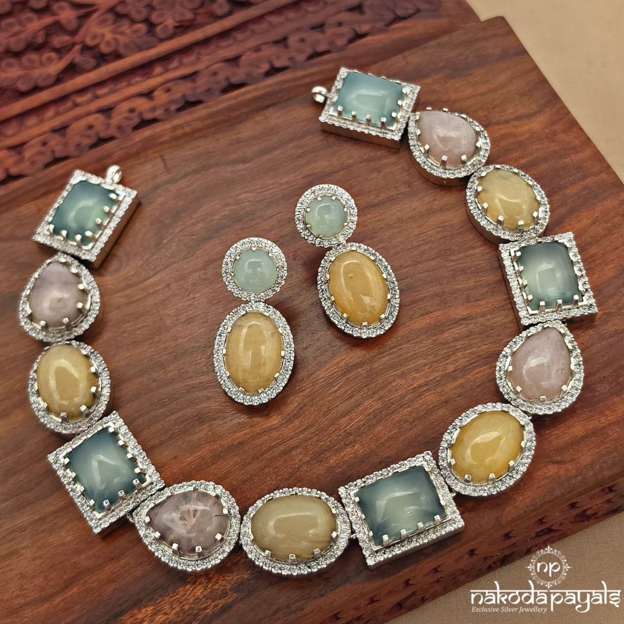 Gorgeous Neckpiece With Earrings (N12043)
